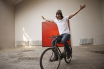 Junger Mann fährt Fahrrad — Stockfoto