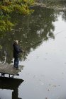 Hombre Pesca en el lago - foto de stock