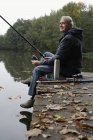 Uomo pesca sul lago — Foto stock