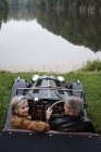 Старшая пара за рулем антикварного автомобиля — стоковое фото