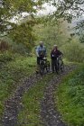 Seniorenpaar zu Fuß mit Fahrrädern — Stockfoto