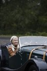 Donna anziana guida auto d'epoca — Foto stock