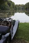 Автомобиль припарковался возле озера — стоковое фото
