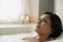 Жінка лежить у ванні — стокове фото