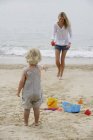 Madre e bambino sulla spiaggia — Foto stock