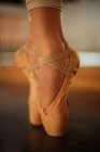 Pés de bailarina em sapatos de dedo do pé — Fotografia de Stock