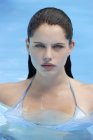 Jeune femme dans la piscine — Photo de stock
