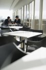 Колеги, сидячи в кафе і маючи розмову — стокове фото