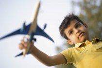 Garçon jouer avec jouet avion — Photo de stock