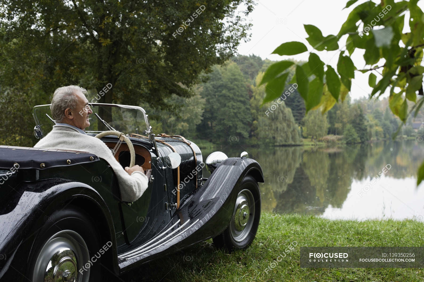 Man sitting at vintage car — hobbies, old fashioned - Stock Photo