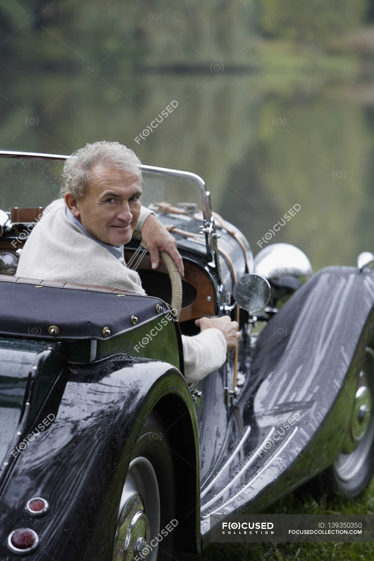 Man sitting at vintage car — Enjoyment, antique - Stock Photo | #139350350