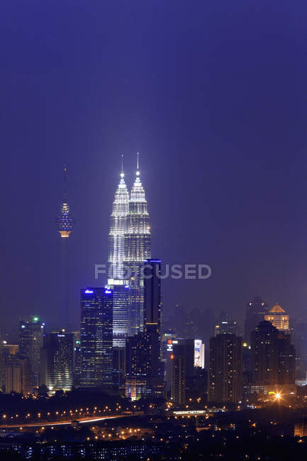 Kuala Lumpur, horizonte por la noche - foto de stock
