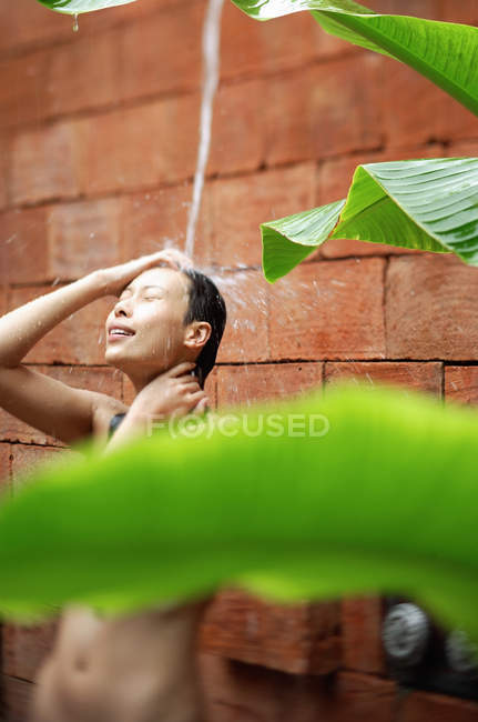 Donna che fa la doccia esterna — Foto stock