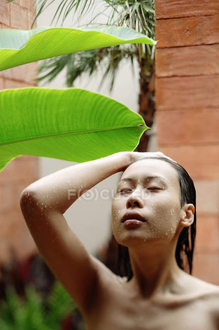 Mujer tomando ducha - foto de stock