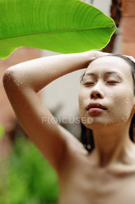 Женщина принимает душ — стоковое фото