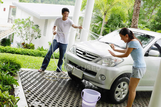 Couple lavage de voiture — Photo de stock