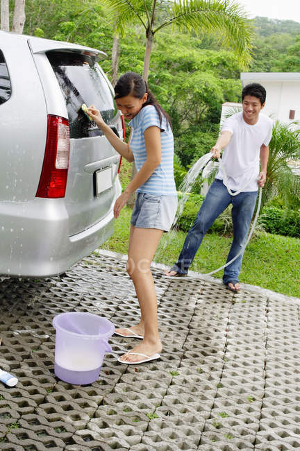 Coppia lavaggio auto — Foto stock