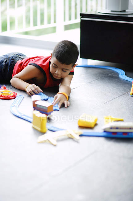 Garçon jouer avec jouets — Photo de stock