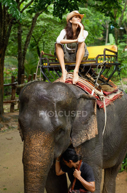 Femme chevauchant sur éléphant — Photo de stock