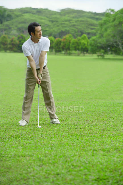 Golf player at golf course — Stock Photo