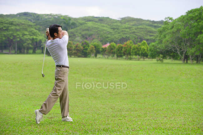 Игрок в гольф на поле — стоковое фото