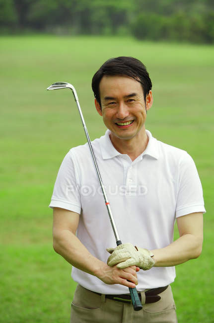 Joueur de golf au terrain de golf — Photo de stock