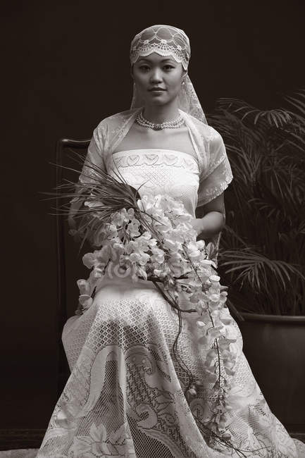 Женщина в свадебном платье — стоковое фото