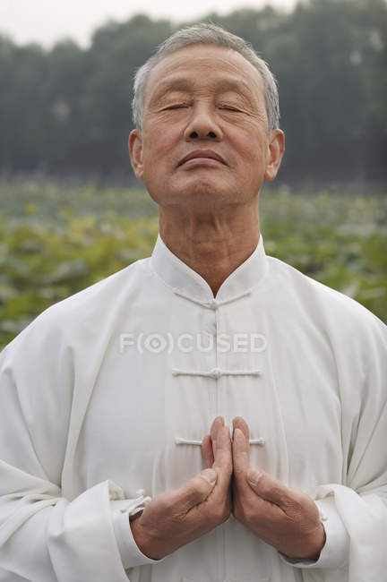 Man practices Chinese martial arts — Stock Photo