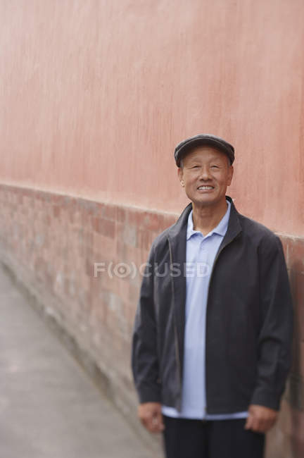 Viejo hombre sonríe a la cámara - foto de stock