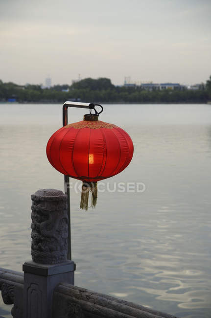 Китайські ліхтарики на паркан — стокове фото