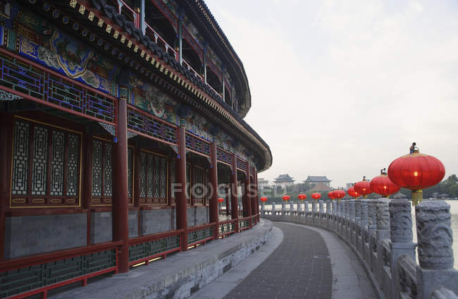 Lanternas chinesas perto do templo — Fotografia de Stock