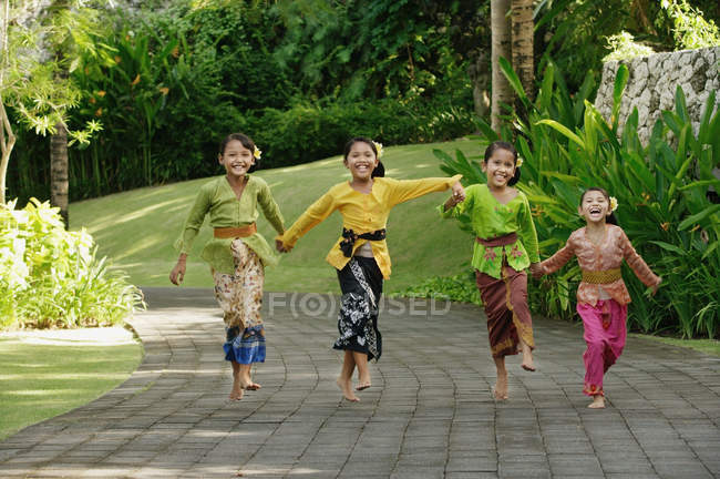 Балийские девушки смеются — стоковое фото