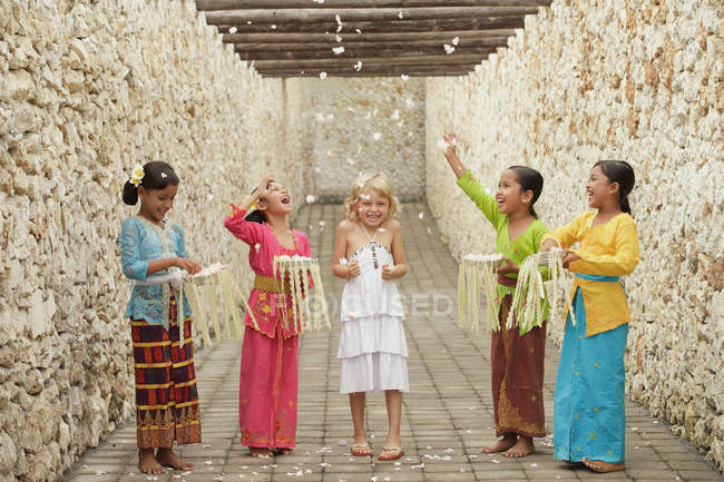 Feliz meninas balinesas — Fotografia de Stock
