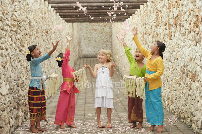 Счастливые балийские девочки — стоковое фото