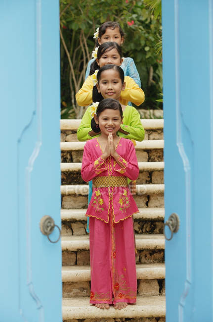 Balinés niñas de pie en fila - foto de stock