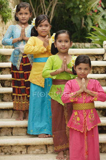 Lächelnde balinesische Mädchen — Stockfoto