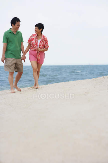 Casal maduro na praia — Fotografia de Stock