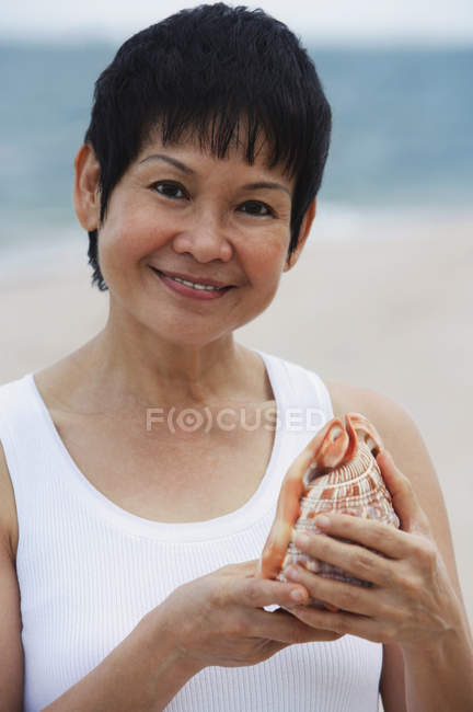 Woman with sea shell — Stock Photo