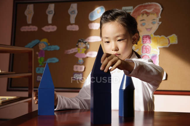 Girl playing with building blocks — Stock Photo