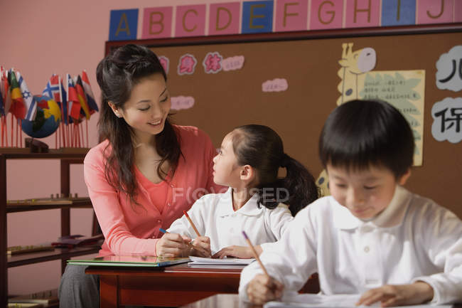 Schüler im Unterricht mit Lehrer — Stockfoto