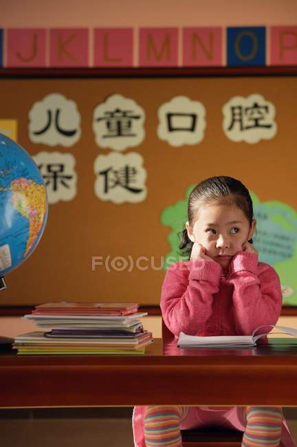Девушка сидит в классе — стоковое фото