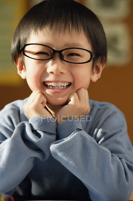 Écolier en lunettes regardant caméra — Photo de stock