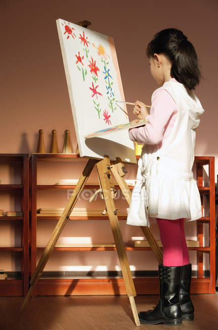 Asiatico ragazza pittura fiori su tela — Foto stock