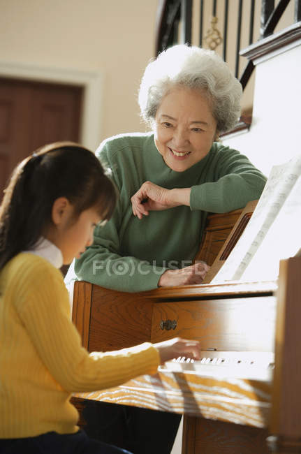 Chica tocando piano - foto de stock