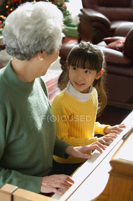 Chica tocando piano - foto de stock