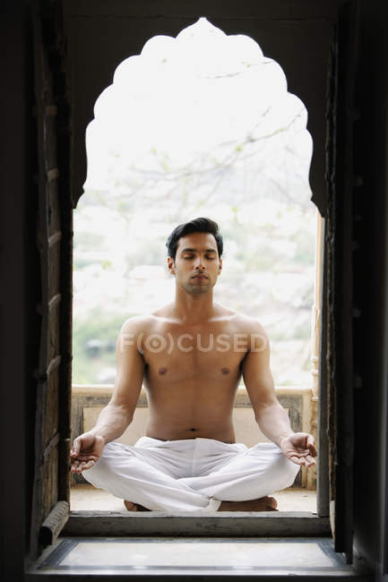 Mann meditiert in Tür — Stockfoto