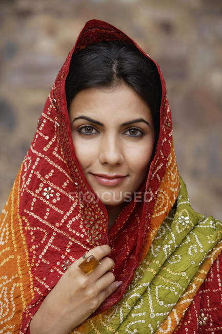Молодая женщина в сари — стоковое фото