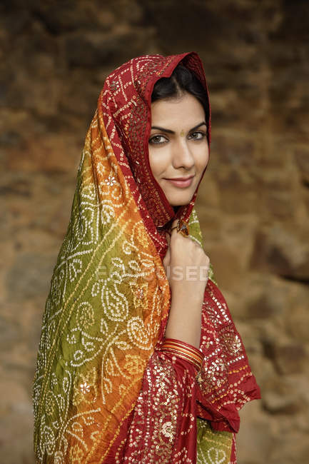 Jeune femme à sari — Photo de stock