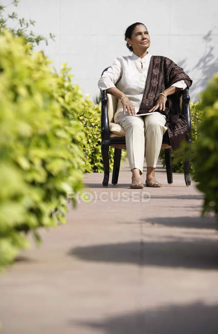 Mulher sentada na cadeira — Fotografia de Stock