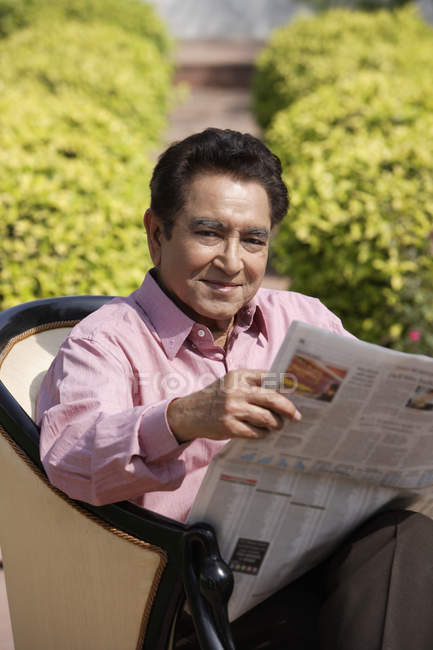 Man reading newspaper — Stock Photo